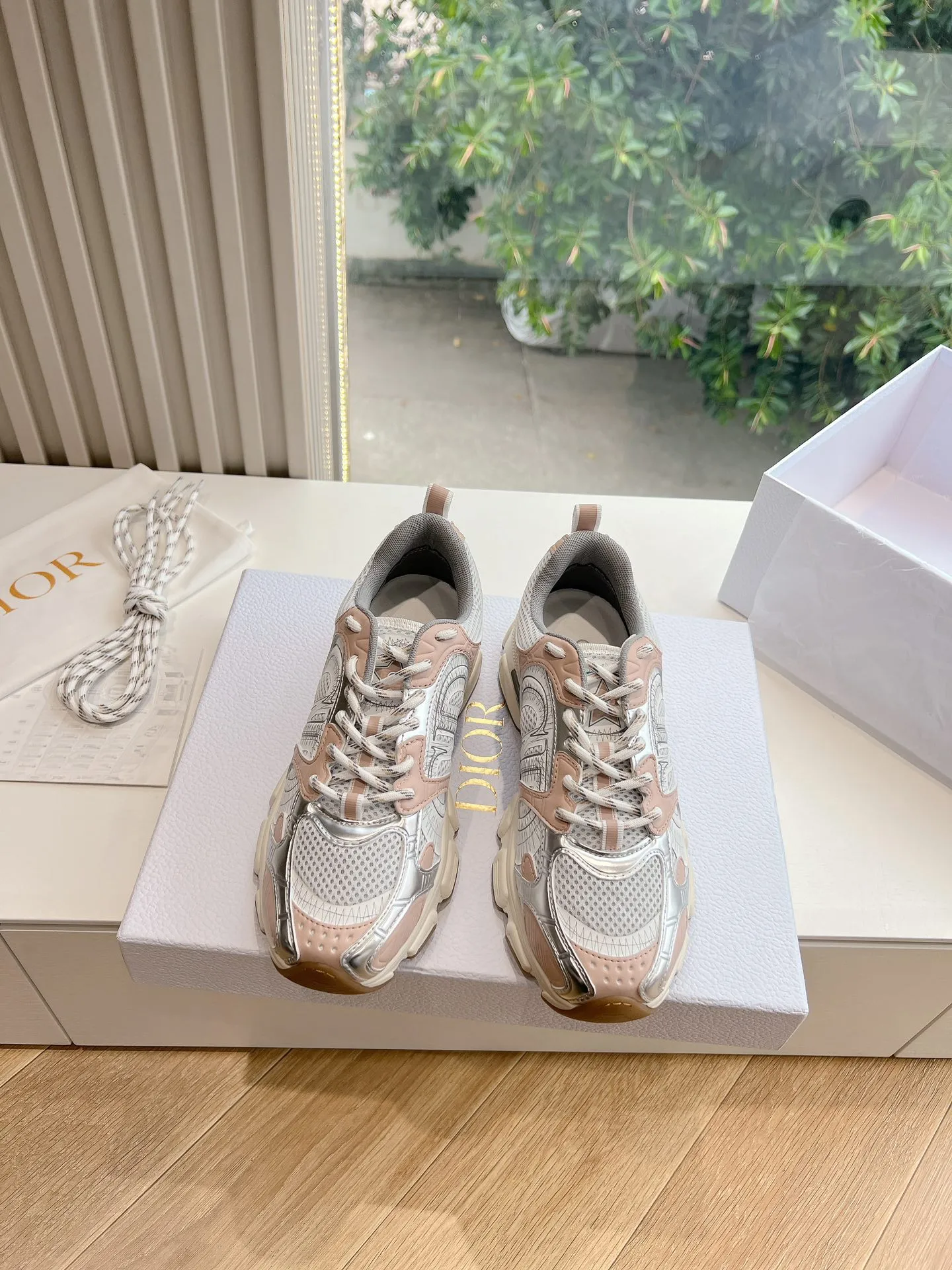 👟👟Ex-factory price 640👟👟 (Top version) Dior Chrono series sports shoes Purchased and developed in Taikoo Hui for RMB 18,200. This Dior chrono sports shoe continues the timeless silhouette and is carefully made of mesh, so it will be particularly comfortable on the feet. It is decorated with CD special craftsmanship logo to enhance the style. The lightweight style is matched with the "Christian Dior" logo thin sole, suitable for all seasons, and can be matched with all kinds of casual looks to add a finishing touch. Classic and super durable. Upper: cowhide stitching. Original molded outsole. Size: 35-41. Full set of counter synchronized gift box 💝 packaging